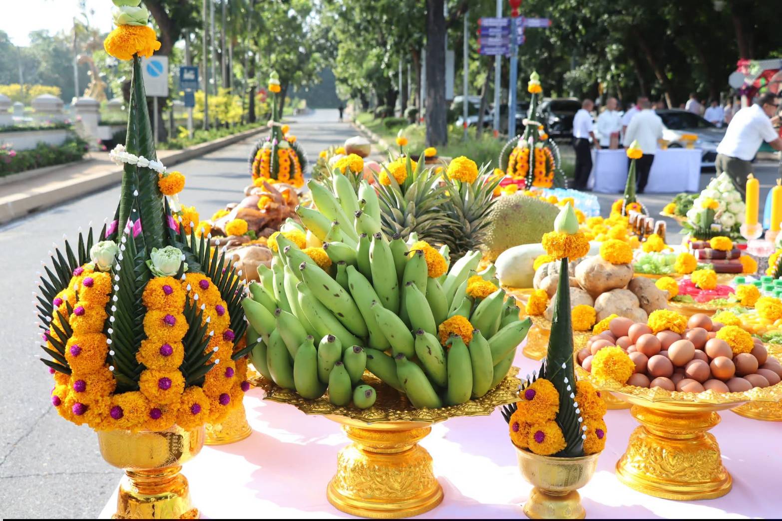 title - ศพส. ร่วมพิธีบวงสรวงซุ้มถวายดอกไม้จันทน์ จังหวัดพระนครศรีอยุธยา น้อมรำลึกในพระมหากรุณาธิคุณ สมเด็จพระบรมราชชนนีพันปีหลวง ณ บริเวณด้านหน้าอาคารศาลาพระมิ่งขวัญ ศูนย์ส่งเสริมและพัฒนาอาชีพเสริมนอกภาคการเกษตร (ศูนย์ศิลปาชีพ บางไทรฯ (เดิม))